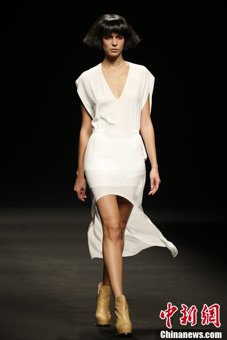中国国际时装周 模特"宝盖头"透视装t台走秀