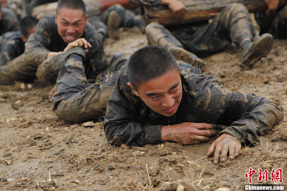 10月31日,济南军区某特种作战团开展深秋特训.