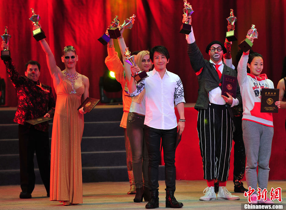 魔术师刘谦亮相第14届中国吴桥国际杂技节闭幕式