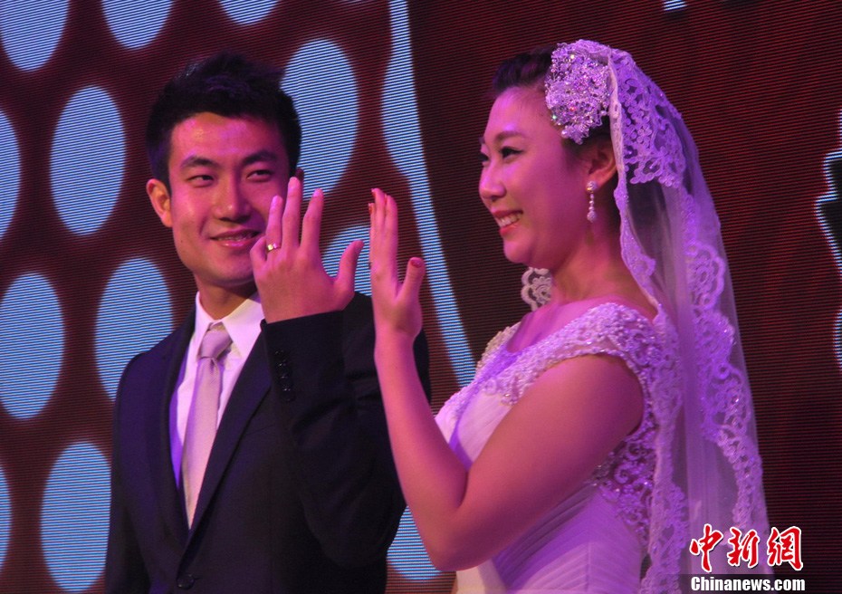 国安悍将王晓龙大婚 张稀哲当伴郎