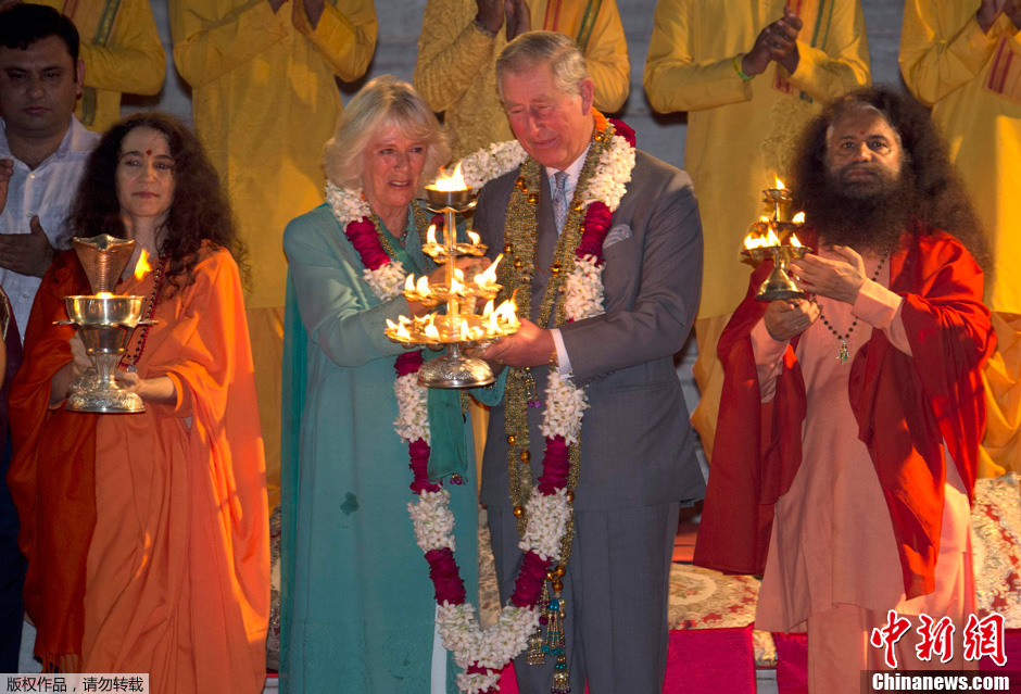 英查尔斯王子夫妇访问印度 恒河旁完成宗教仪式