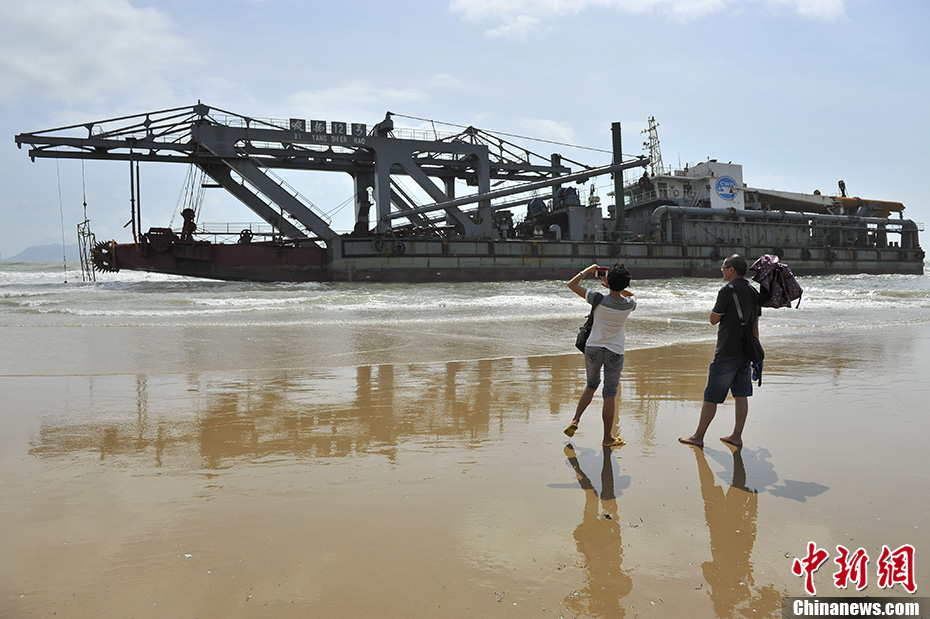 台风海燕掠过三亚大型工程船搁浅海滩