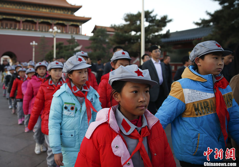 红军小学学生参观天安门国旗护卫队