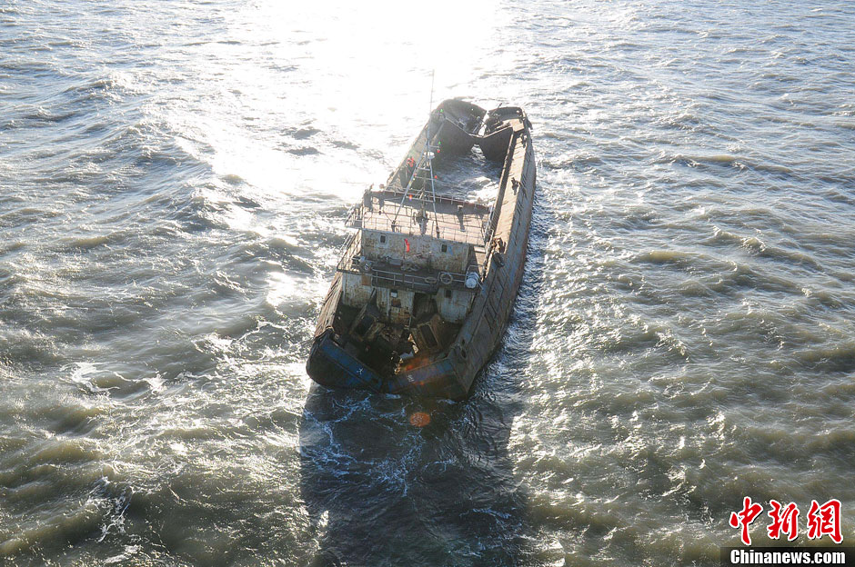 渤海湾一泥驳船进水遇险 4名船员获直升机救助