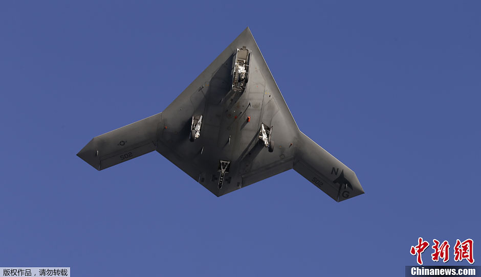 美军x47b无人舰载机航母上进行起降测试