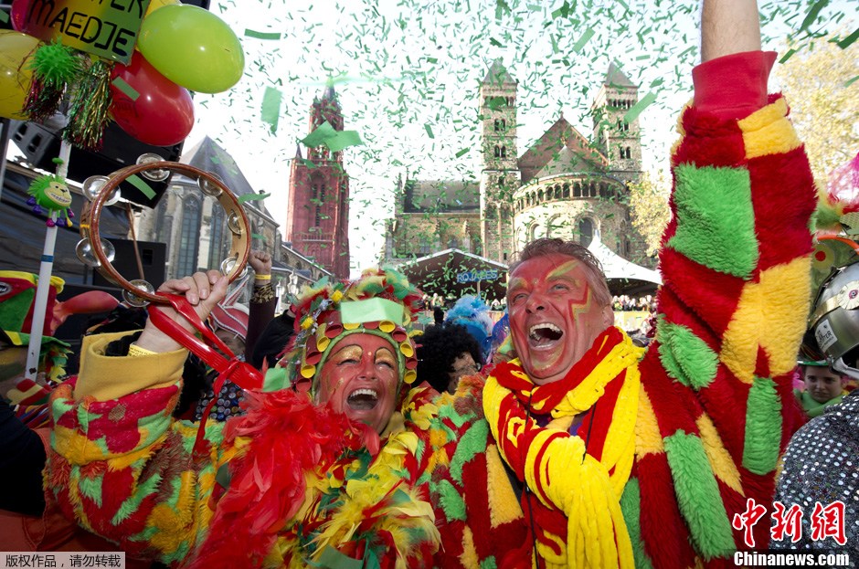 荷兰民众举行狂欢大游行引爆节日气氛