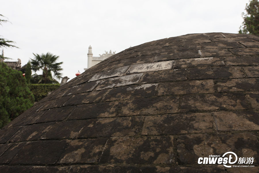 杨贵妃墓砖游客刻字太扎眼 十米外就看见"白聪玲"