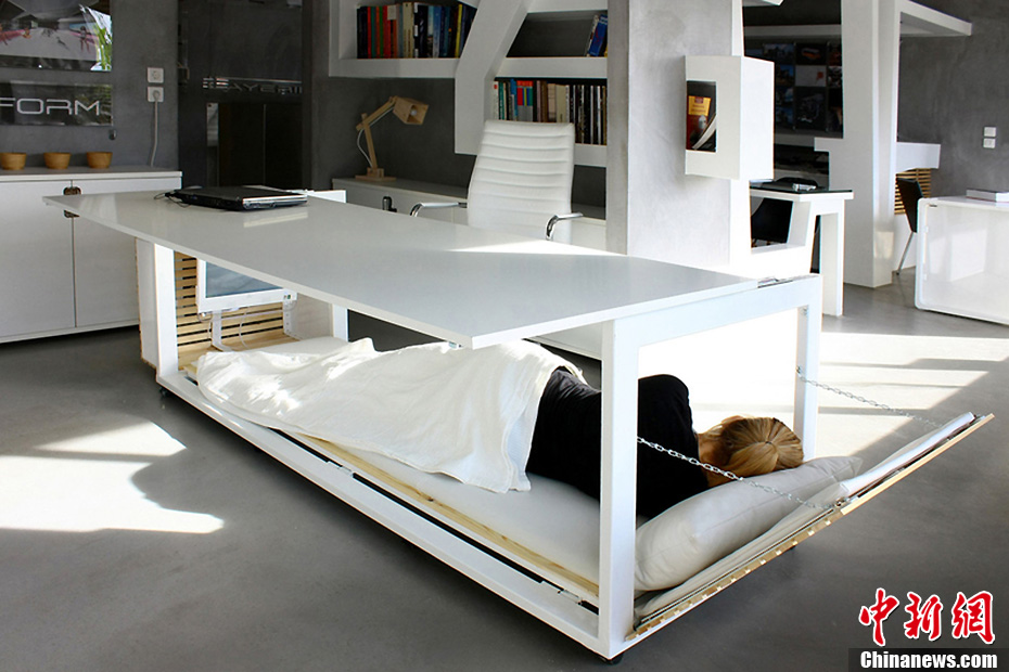 床的办公桌当地时间2013年4月29日报道,不少上班族都有在办公室通宵