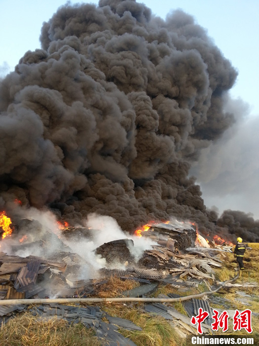 浙江海盐一塑制品厂失火 巨大烟团遮天蔽日