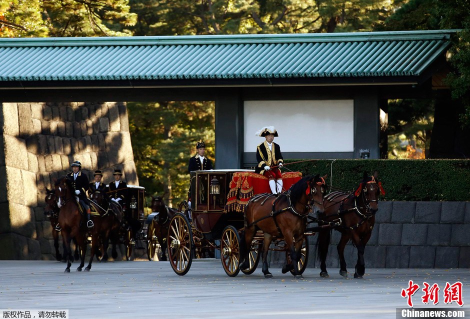 美国新任驻日大使乘马车前往日本皇宫递交任命书