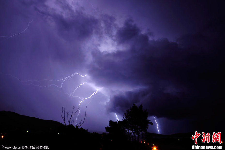 克罗地亚闪电划破天际 震撼景象令人炫目