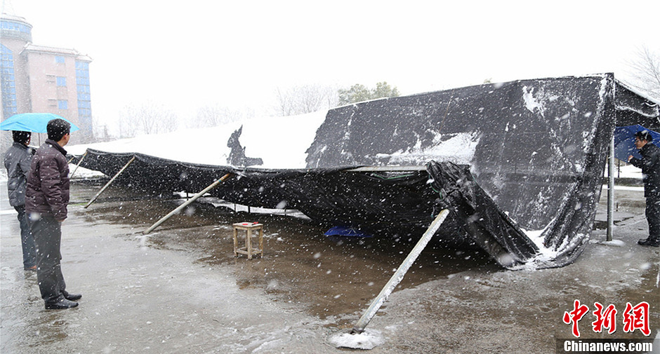 大雪压塌杭州萧山车棚