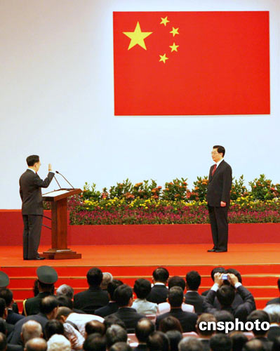 香港特别行政区第三任行政长官曾荫权宣誓就任