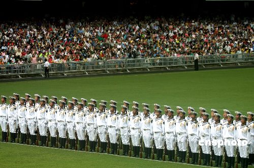 数万香港市民观看驻港部队三军仪仗队表演
