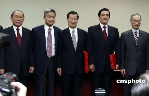 图马英九萧万长拿到当选证书