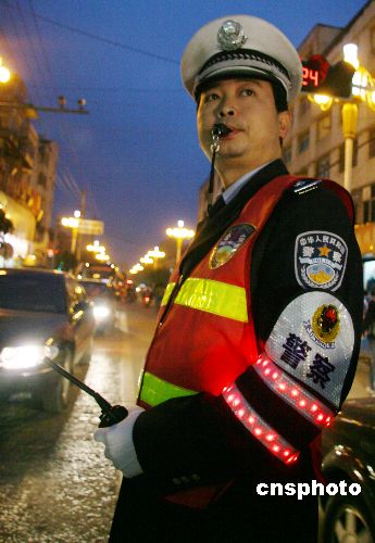 图交警夜间执勤配戴闪光臂章