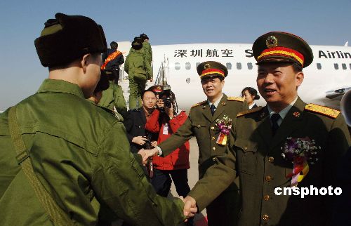 二),广州军区联勤部副部长黎仕林少将(右一)等到深圳宝安国际机场送行