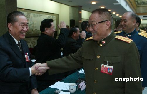 图为曹刚川(右)问候全国政协常委,广州军区原副司令员龚谷成.