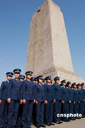 图济南空军某部官兵祭扫革命烈士墓