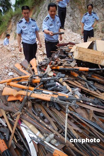 图贵州凯里警方集中焚毁近千支火药枪仿真手抢