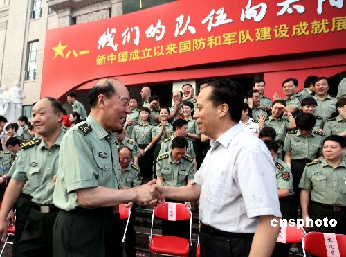 中国人民解放军总参谋部副总参谋长刘镇武上将(中).