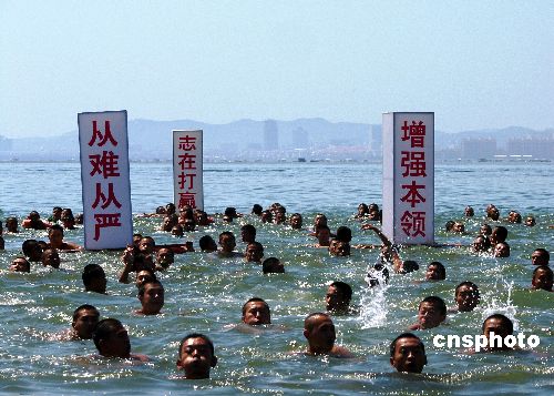 8月23日,海军某部对新战士进行了千米游泳达标考核,100%的新兵都通过