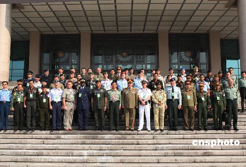 图:解放军刘镇武副总参谋长会见35国军事观察员