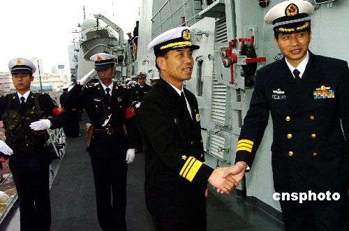 中国军舰结束访日 两国官兵话别