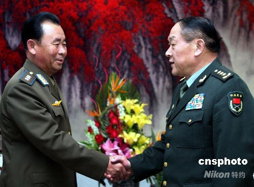 中国国防部长梁光烈会见朝鲜空军司令官