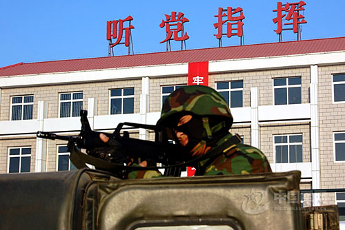 图:北京卫戍区某警卫团反恐演示