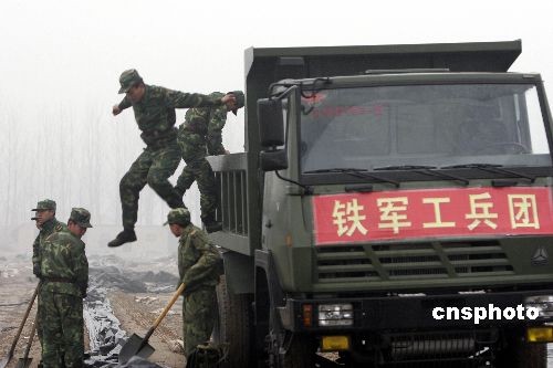 图:济南军区铁军工兵团黄河岸边抗旱