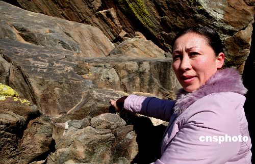 图:新疆发现阿尔泰山古岩画群