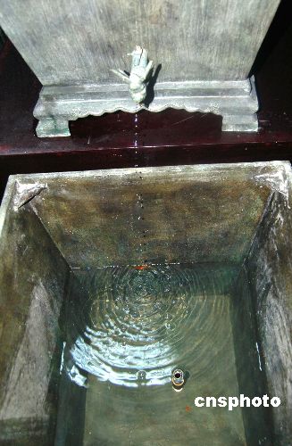 图为仿宋铜壶漏刻的平水壶龙口流入万分壶水的情景.