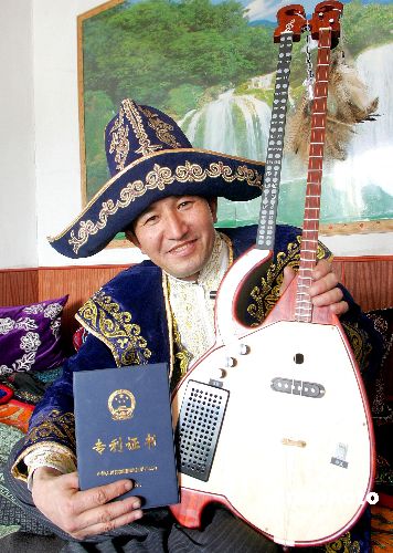 图新型冬不拉亮相新疆哈密