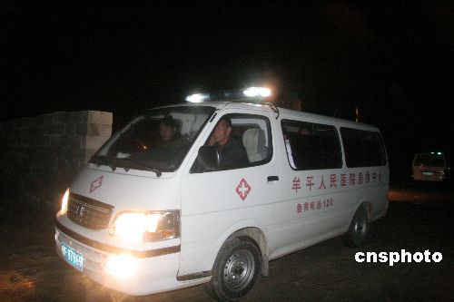 烟台市牟平人民医院的救护车在出事现场等待营救遇险船员.