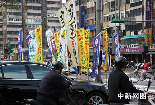 候选人的竞选文宣旗帜已成市民熟视无睹的街景. 点击查看其它图片