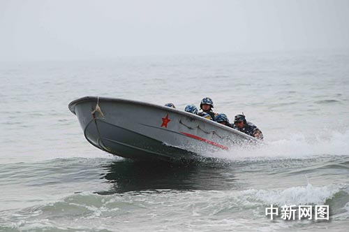 中国海军陆战队某部在海面能见度低,海浪较大的情况下,使用冲锋舟演练