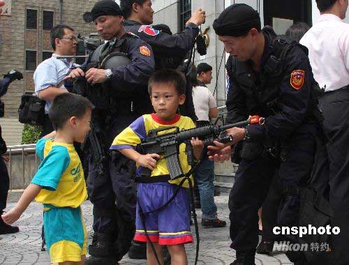 图台湾警察节霹雳小组与市民见面2