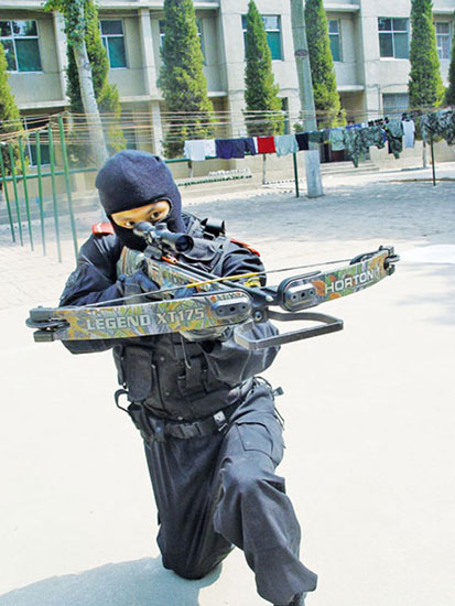 强力弩弓点击查看其它图片传统的武器装备在现代反恐中也可发挥不可