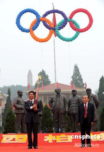 图:"中共五大书记"雕塑见证奥运火炬传递