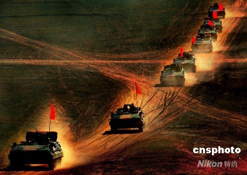 图:解放军进行立体作战演练(4)