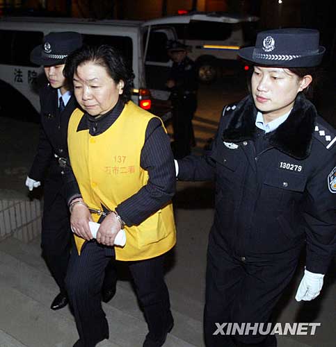 法警将被告人田文华押解到法院,准备出庭受审.丁立新 摄