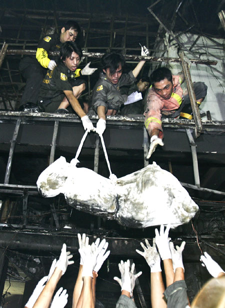 图:曼谷一夜总会突发大火 至少60人死亡(3)