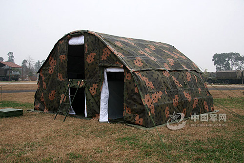 图:成都军区某部装备新型随车宿营帐篷(3)