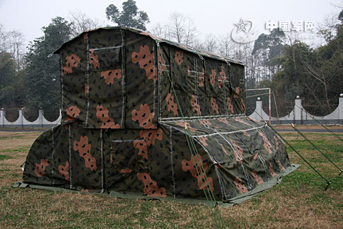 图:成都军区某部装备新型随车宿营帐篷(4)