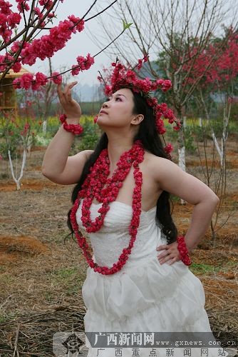 图:芙蓉姐姐在南宁秀s造型