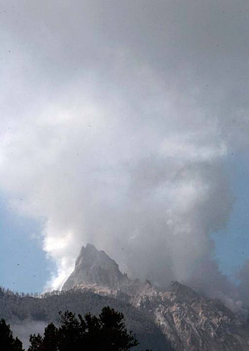 图:智利火山再度爆发之后周边城镇一片狼藉(4)