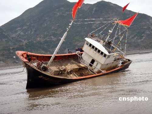图:浙江渔船发生触礁事故 七船员成功获救(2)