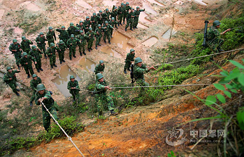 图:南京军区某部装甲步兵连山地进攻演练(3)