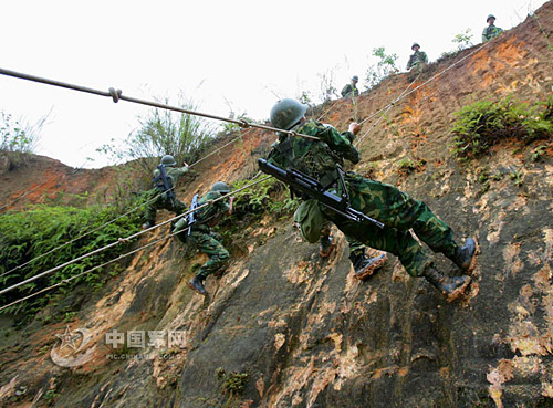 图:南京军区某部装甲步兵连山地进攻演练(4)
